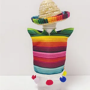 Mini cappello di paglia messicano e set poncho a righe per decorazione bottiglia di vino.