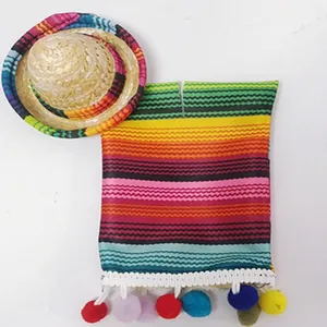Mini cappello di paglia messicano e sciarpa a righe con pompon per decorazione bottiglia.