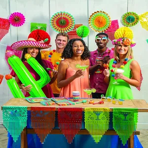 Scène de fête mexicaine festive avec des sombreros colorés et accessoires de cactus gonflables