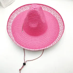 Détail de vue de dessus d'un chapeau de paille mexicain rose à large bord avec jugulaire