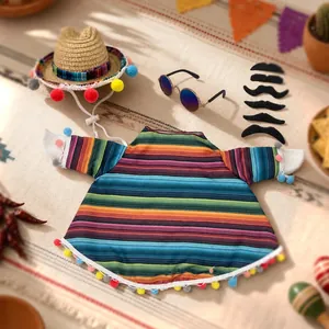 Ensemble de costume mexicain pour animaux avec poncho rayé et chapeau de paille.