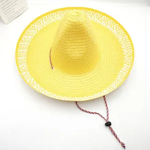 Gros plan sur un chapeau de paille mexicain jaune à large bord et cordon réglable