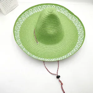 Gros plan d'un chapeau de paille mexicain vert à large bord et sangle colorée