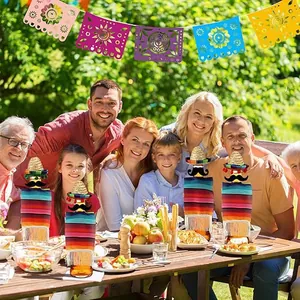 Mini sombrero messicani festosi e poncho colorati a righe per decorare le bottiglie