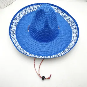 Vue détaillée d'un chapeau de paille mexicain bleu à larges bords et bord à motifs