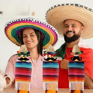 Mini sombrero messicani e poncho a righe colorate per decorare bottiglie di vino