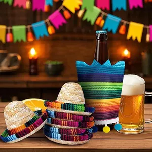 Dettaglio di mini sombrero messicani e set di poncho a righe colorate per bottiglia