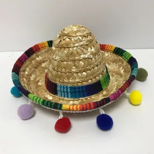 Vista dettagliata di un mini sombrero messicano in paglia con pompon colorati
