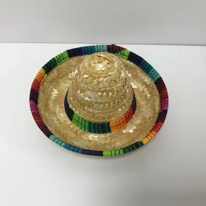 Vista dettagliata di un mini cappello di paglia messicano con bordo in tessuto colorato