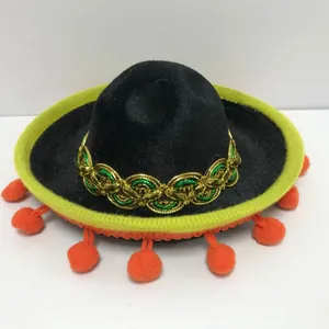 Vista dettagliata di un mini sombrero messicano nero con bordo giallo e pon pon arancioni
