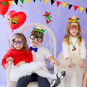 Bambini che indossano sombrero messicani e occhiali festivi per la celebrazione