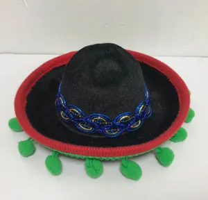 Vista dettagliata di un mini sombrero messicano nero con bordo rosso e pompon verdi