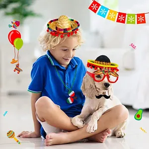 Mini sombreri messicani di paglia per animali e bambini in una scena di festa allegra