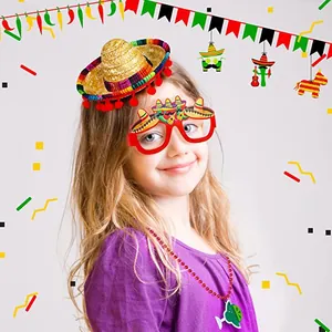 Bambina che indossa un mini cappello sombrero messicano e occhiali festivi per feste