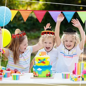 Bambini che indossano mini sombrero messicani di paglia a una vivace festa colorata.