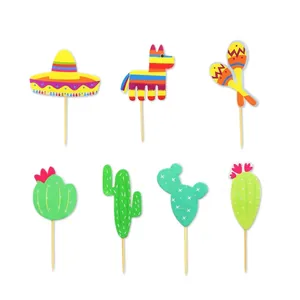 Kleurrijke Mexicaanse taarttoppers met cactus-, sombrero- en piñata-vormen voor feestjes.