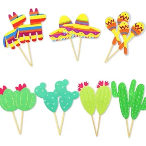 Kleurrijke Mexicaanse thema taarttoppers met cactus-, alpaca- en sombrero-ontwerpen.