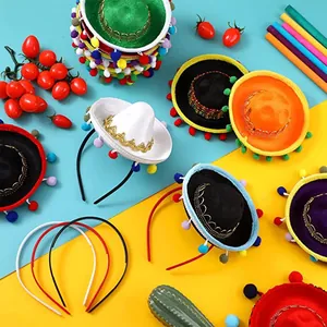 Mini sombrero messicani colorati per animali domestici con pompon decorativi e cerchietti.