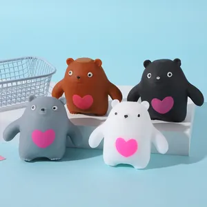 Primo piano di quattro orsetti squishy colorati con cuori rosa per alleviare lo stress