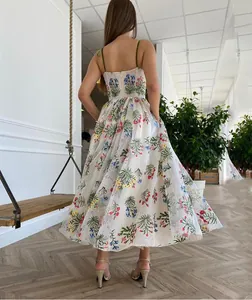 Rückansicht eines eleganten weißen Trägerkleids mit feiner Blumenstickerei im Detail