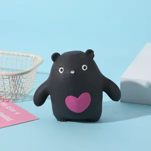 Primo piano di un orso cartone animato nero antistress con cuore rosa