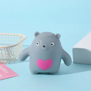 Primo piano di un simpatico orsetto grigio giocattolo antistress con cuore rosa acceso