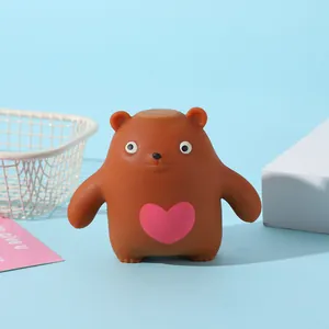 Vista ravvicinata di un orso bruno giocattolo antistress con un cuore rosa sul petto