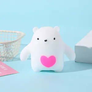Primo piano di un orsetto bianco a rimbalzo lento con cuore rosa per alleviare lo stress