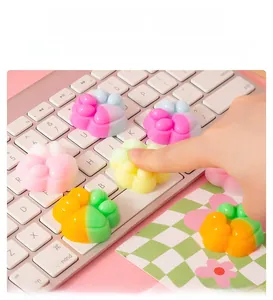 Gedetailleerd beeld van kleurrijke kattenpoot-squishy-speeltjes ingedrukt op een toetsenbord