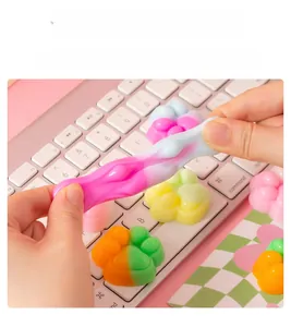 Close-up van kattenpoot squishy speelgoed dat wordt uitgerekt voor ontspanning en plezier