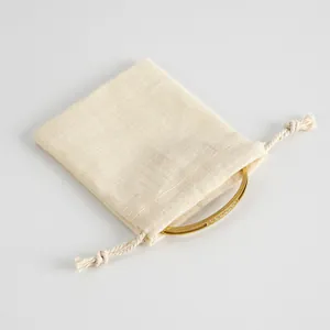 Detailansicht eines minimalistischen Kordelzugbeutels aus Baumwolle für Schmuck und Geschenke
