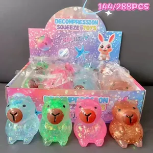 Gros plan de jouets squishy capybara colorés et pailletés pour la décompression et le stress