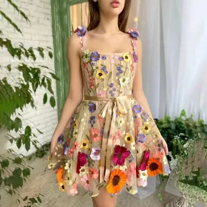 Robe courte élégante à broderie florale 3D chic avec ceinture en ruban pour femmes