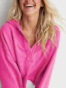 Oversized pinker V-Ausschnitt Kapuzenpullover für Damen modische Detailaufnahme