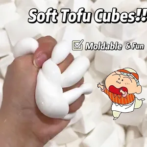 Vue rapprochée d'un jouet spongieux en tofu blanc pressé pour soulager le stress quotidien