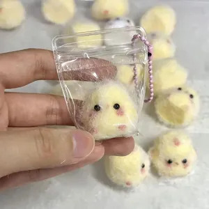 Süßes gelbes Plüsch-Küken-Quetschspielzeug in einer durchsichtigen Tasche mit Kette
