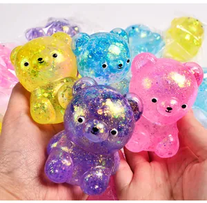 Close-up van kleurrijke glitter beer squishy antistress speelgoed in de handen