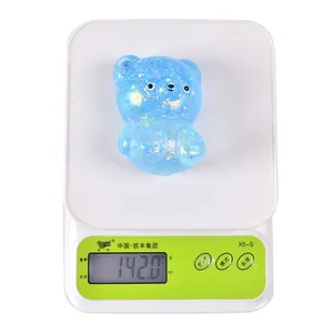 Detailweergave van een blauwe glitterbeer squishy speeltje met een gewicht van 142 gram op schaal