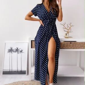 Abito lungo a portafoglio blu navy a pois con spacco alto e scollo a V estivo da donna