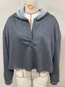 Nahaufnahme eines dunkelgrauen Damen-Cropped-Hoodies mit V-Ausschnitt und langen Ärmeln.