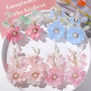 Macro-opname van handgemaakte kristallen bloem sieraden accessoires op een wit bordje