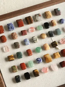 Vue macro détaillée de diverses perles naturelles en œil de tigre et agate pour bijoux DIY