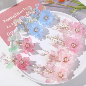 Detail van handgemaakte kralenbloemmaterialen voor haaraccessoires en DIY-sieraden.