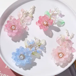 Detail van handgemaakte bloemenaccessoires met harsblaadjes en glanzende parels