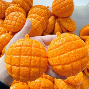 Primer plano de carcasas de squishy con forma de pan de piña para juguetes DIY
