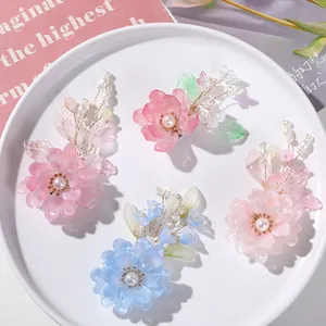 Gedetailleerde weergave van handgemaakte kristallen bloemkralen voor doe-het-zelf haarsieraden