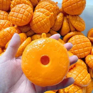 Vista detallada de la carcasa naranja del juguete squishy con forma de pan de piña DIY