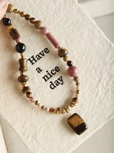 Vue détaillée du collier en œil de tigre et agate naturelle avec pendentif rectangulaire