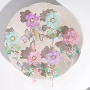 Macro-weergave van handgemaakte harsbloemen en bladcomponenten voor DIY-sieraden in antieke stijl