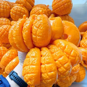 Detalle de las carcasas de squishy DIY naranja con forma de pan de piña y textura real